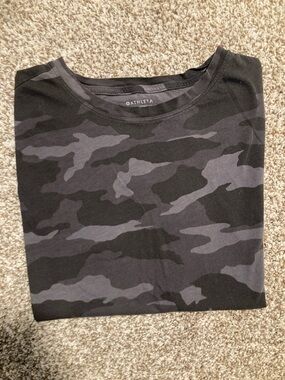 Athleta Black & Gray Camo Short Sleeve Tee (Item No. A18)
